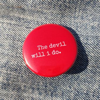 Ansteckbutton The devil will i do auf Jeans